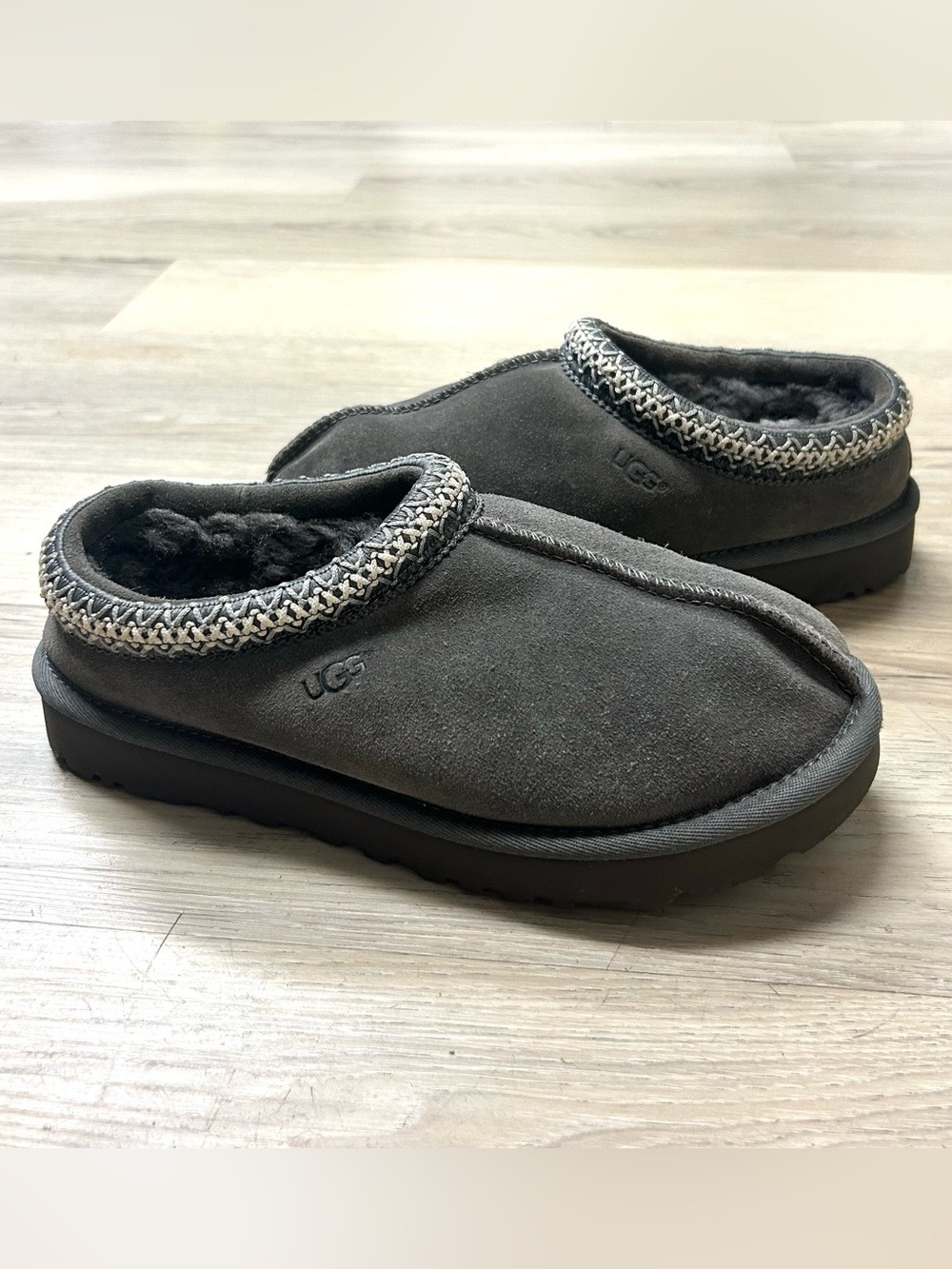 UGG Tasman Slippers Women Sz 7 Gray Suede Sheepskin Slip On Cozy Comfort - Picture 9 of 13